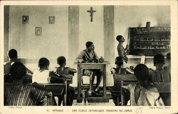 Ak Belgisch Kongo Demokratische Republik Kongo Zaire, Eine katholische Schule, Lehrer, Schüler...