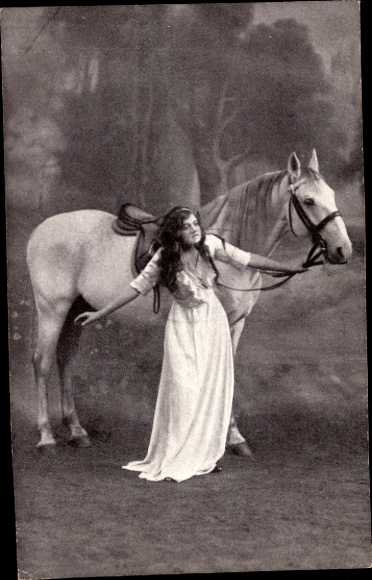Ak Frau in weißem Kleid, Pferd, Zaumzeug