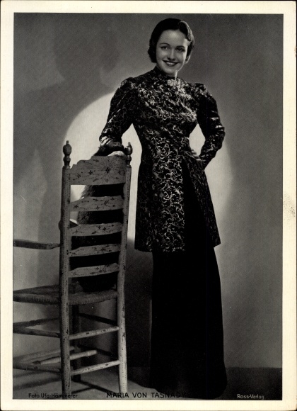 Foto Schauspielerin Maria von Tasnady, Standportrait