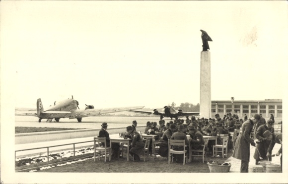 Ak Berlin Tempelhof, Zentralflughafen, Flugzeug, Aussichtsterrasse