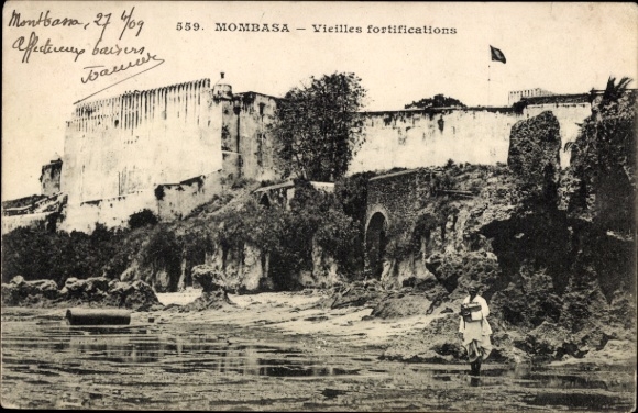 Ak Mombasa Kenia,  alte Befestigungen, Küstenlandschaft, Person im Vordergrund