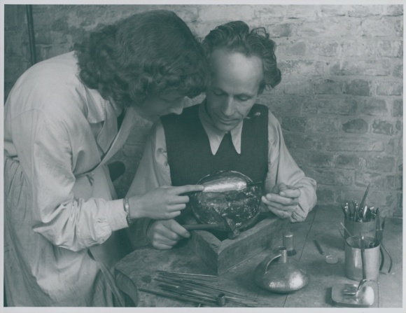 Foto Bert Sass Berlin, Handwerker bei der Arbeit in der Werkstatt, Kleinkunst, Metallbearbeitung