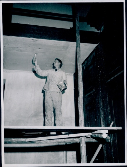 Foto Nürnberger Prozess 1945, deutscher Kriegsgefangener weißt die Decke des Gerichtssaals