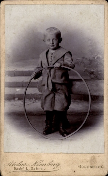 CdV Kinderportrait, Junge mit Reifen, Atelier Nienborg, Nachf. L. Gahre, Godesberg