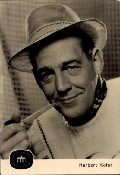 Ak Schauspieler und Moderator Herbert Köfer, Portrait, Pfeife, DDR Deutscher Fernsehfunk
