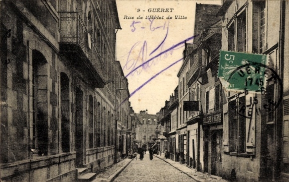 Ak Gueret Creuse, Straße in  Rue de Hôtel de Ville, Menschen auf der Straße, Poststempel
