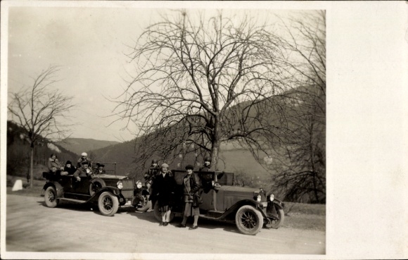 Foto Ak Zwei Autos, Menschen-Gruppenfoto