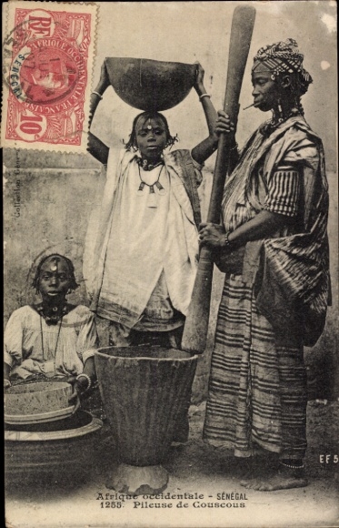 Ak Senegal, Afrikanische Frau mahlt Couscous
