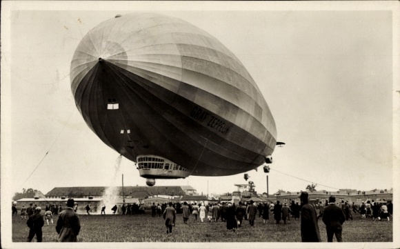 Sammelbild Zeppelin Weltfahrten 117 LZ 127 Graf Zeppelin Fahrtbetrieb, Landung mit schwerem Schiff