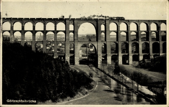 Ak Netzschkau im Vogtland, Bahnhof Göltzschtalbrücke,  Eisenbahnviadukt, Zug, Landschaft