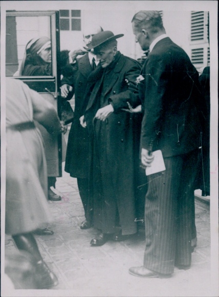 Foto La Pere Foch Frere du Marechal, viemt de Suivre l'Illutre Soldat...