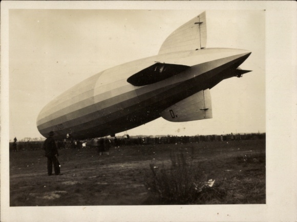 Foto Luftschiff LZ 127 Graf Zeppelin bei der Landung