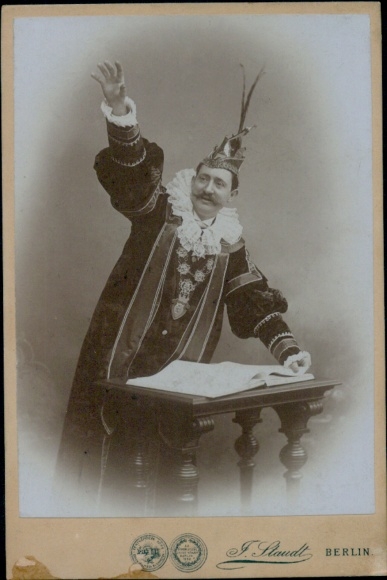 Foto Berlin, Mann in Kostüm, Porträt, Schreibtisch