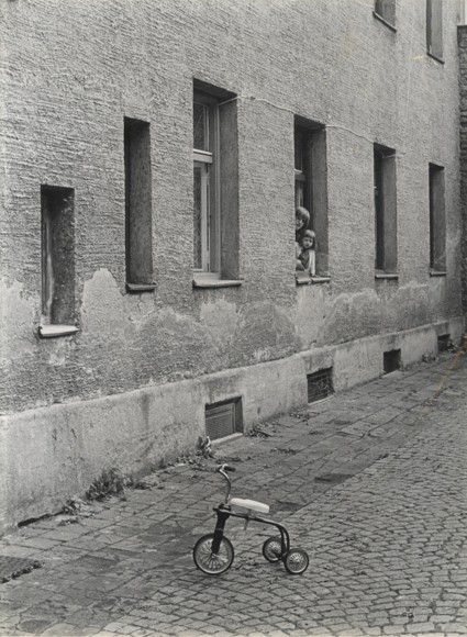 Original Foto Gert Kreutschmann um 1970, Hinterhof, ca. 40 x 30 cm