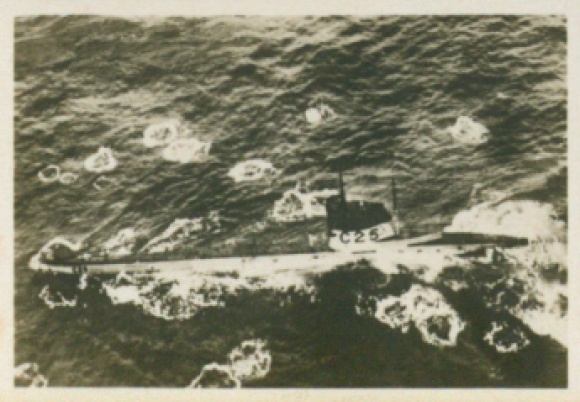 Sammelbild Helden der Luft, Serie G Bild 138, Deutscher Flieger zerstört engl. U-Boot