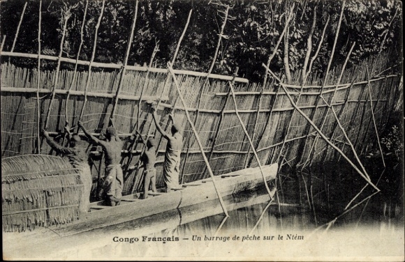 Ak Moyen Congo Französisch Kongo, Fischer mit Netz, Bambusstruktur, Wasser, Congo Français