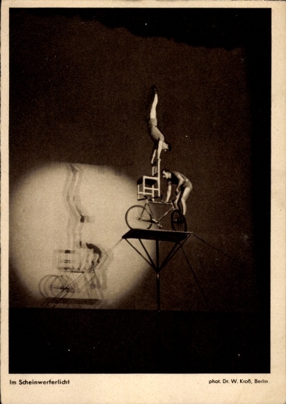 Ak Akrobaten, Scheinwerferlicht