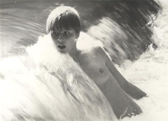 Original Akt-Foto Gert Kreutschmann um 1970, junge Frau im Wasser, ca. 21 x 30 cm