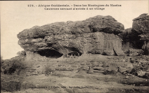 Ak Macina Mali, Berghöhlen dienen als Eingang zum Dorf