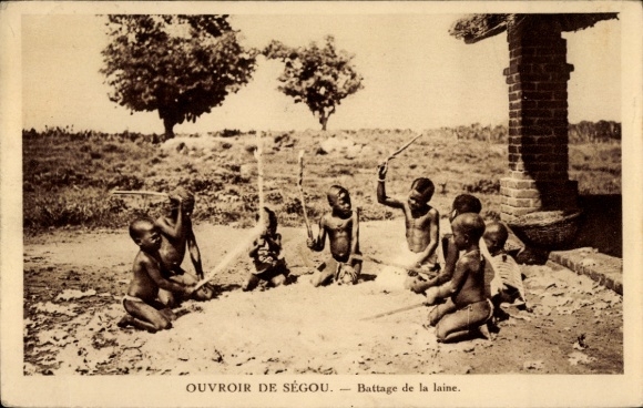 Ak Ségou Mali, Battage de la laine, Afrikanische Kinder