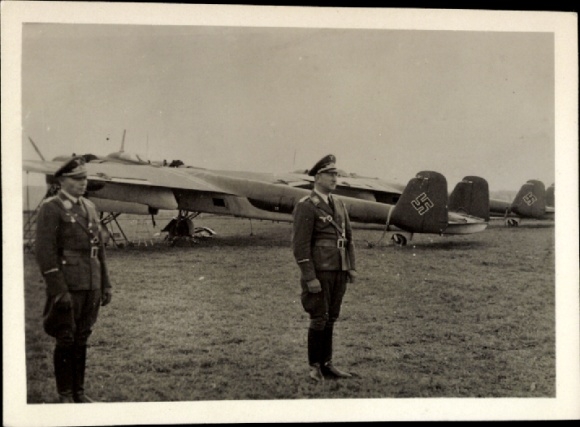 Foto Deutsche Luftwaffe, Militärflugzeuge, Dornier Do17, Soldaten in Uniformen