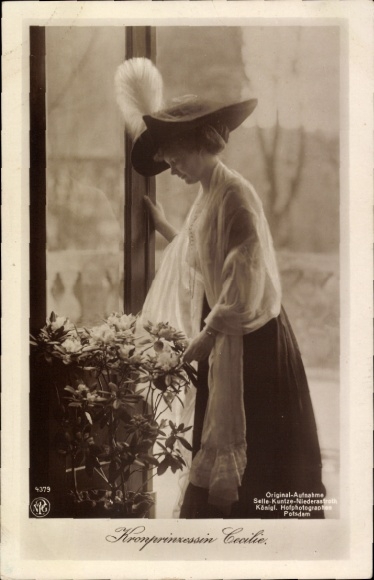 Ak Kronprinzessin Cecilie von Preußen, Portrait mit Hut, NPG 4379