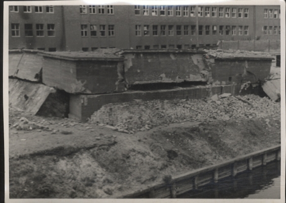 Original Foto Berlin Treptow, Bunkeranlage an der Spree, um 1945/46