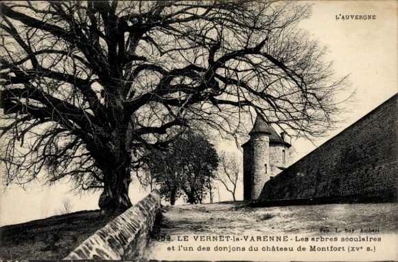 Ak Le Vernet la Varenne Puy-de-Dôme, Uralte Bäume und einer der Bergfriede von Schloss Montfort
