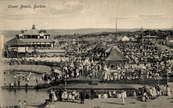 Ak Durban Südafrika, Ocean Beach,  Strand, Menschenmengen, Sonnenschirme, Gebäude