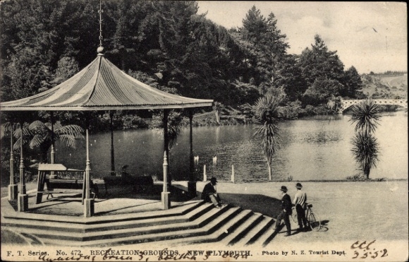 Ak New Plymouth Neuseeland, Teich, Pavillon, Bäume, Menschen, Foto von N. Z. Tourist Dept.