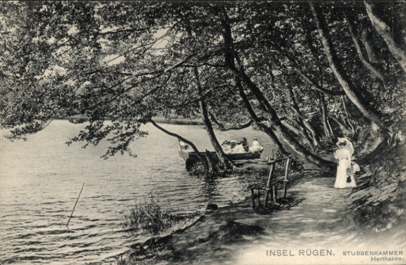 Ak Stubbenkammer Sassnitz auf Rügen, am Ufer vom Herthasee