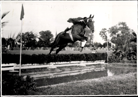 Foto Ak Springreiten, Sprung über ein Hindernis, Wassergraben