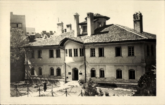 Ak Beograd Belgrad Serbien, Historisches Gebäude, Garten, Person im Vordergrund, Ausstellungshinw