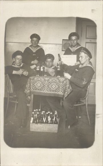 Foto Ak Deutsche Marine Matrosen beim Skatspielen, Bier