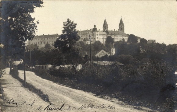 Ak Fribourg Freiburg Stadt Schweiz, Schwarze und weiße Fotografie, Straße, Bäume, Gebäude im Hint