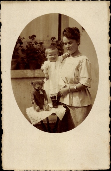 Foto Ak Frau mit Kind, Porträt, Teddy