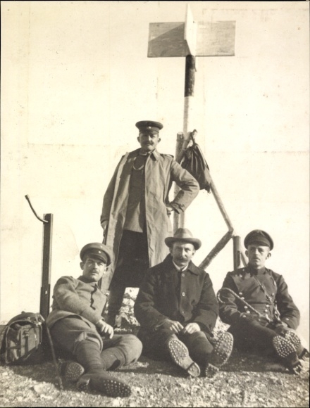 Foto Bergsteiger auf dem Gipfel eines Berges, deutsche Soldaten in Uniform, Wanderer in zivil