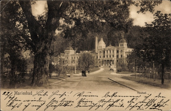 Ak Mariánské Lázně Marienbad Region Karlsbad,  Neubad, Parkanlage, Menschen, Bäume, 