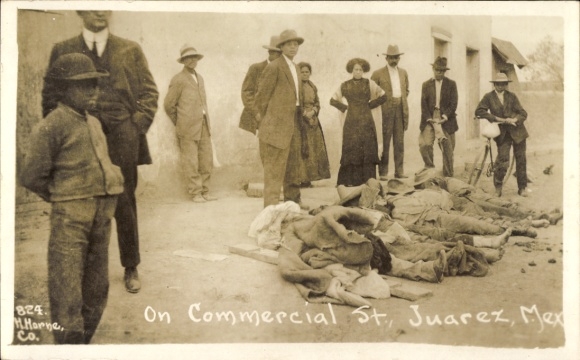 Foto Ak Juarez Mexiko, Commercial Street, hingerichtete Männer, Revolution 1911