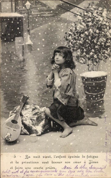 Ak Kind im Schneefall beim Abendgebet