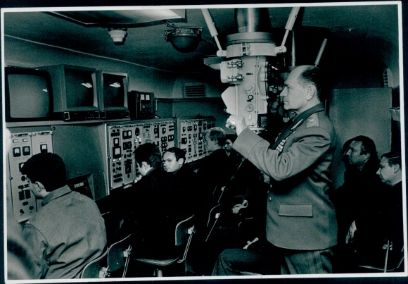 Foto Schumilin im Bunker, Periskop, Kontrollzentrum