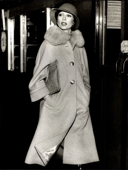 Foto Mode, Mantel aus Kashmir Mohair, Fuchskragen, Kollektion Herbst Winter 76/76, Horst Mandel & Co