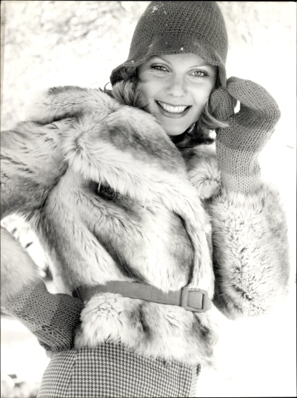Foto Mode, Pelzjacke, gestrickte Mütze und Handschuhe