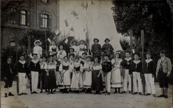 Foto Ak Menschengruppe, Marinesoldaten, Frauen