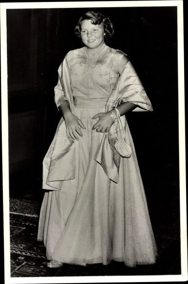 Ak Niederländisches Königshaus, Prinzessin Beatrix, Portrait, Kleid