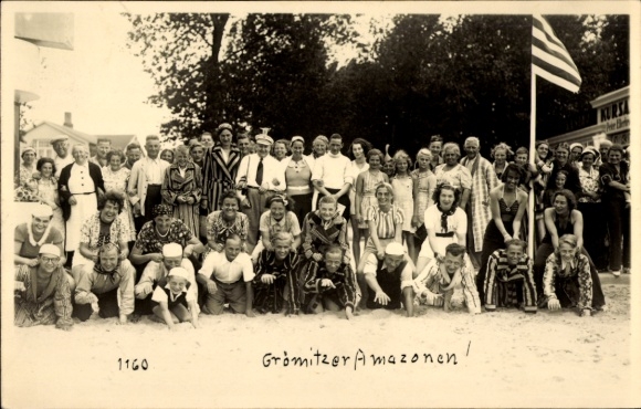 Foto Ak Ostseebad Grömitz in Holstein, Grömitzer Amazonen, Urlaubsgäste am Strand, Gruppenbild
