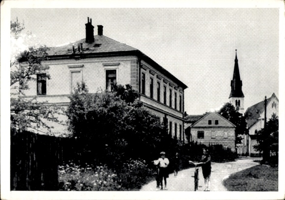 Ak Rapotín Reitendorf Region Olmütz, Schwarzwaldhaus, zwei Kinder, Fahrrad, Kirche im Hintergrund