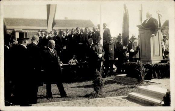 Foto Ak Beerdigung, Trauernde, Geistlicher am Rednerpult