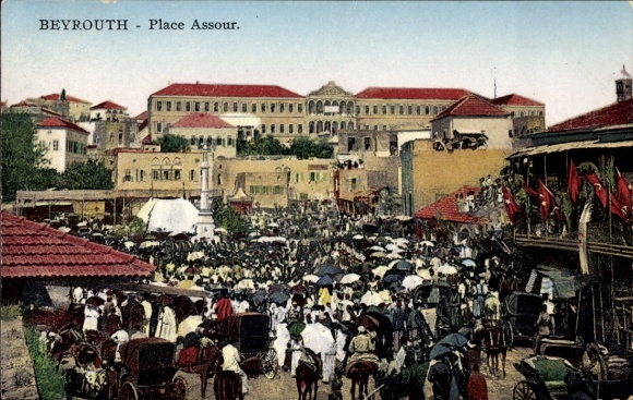Ak Beirut Beyrouth Libanon,  Platz Assour, Menschenmenge, Kutschen, Regenschirme, Gebäude