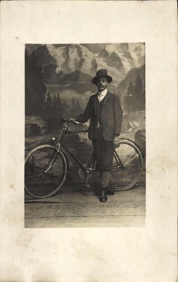 Foto Ak Mann mit Fahrrad, Portrait